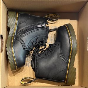 S O L D 🚫 on market place Dr. Martens softy T leather lace up boots